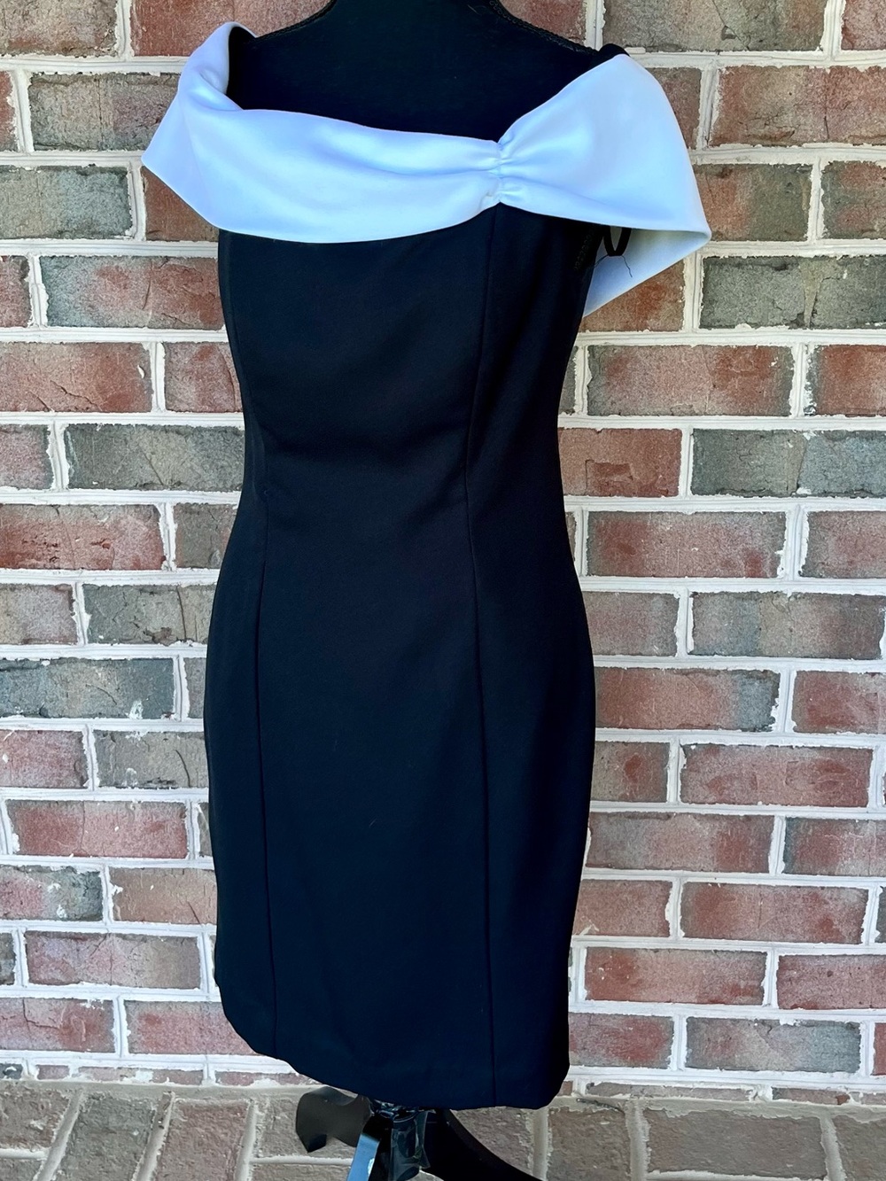 Alex Evenings B&W Off The Shoulder Portrait Collar Knot Cocktail Sheath Dress 8